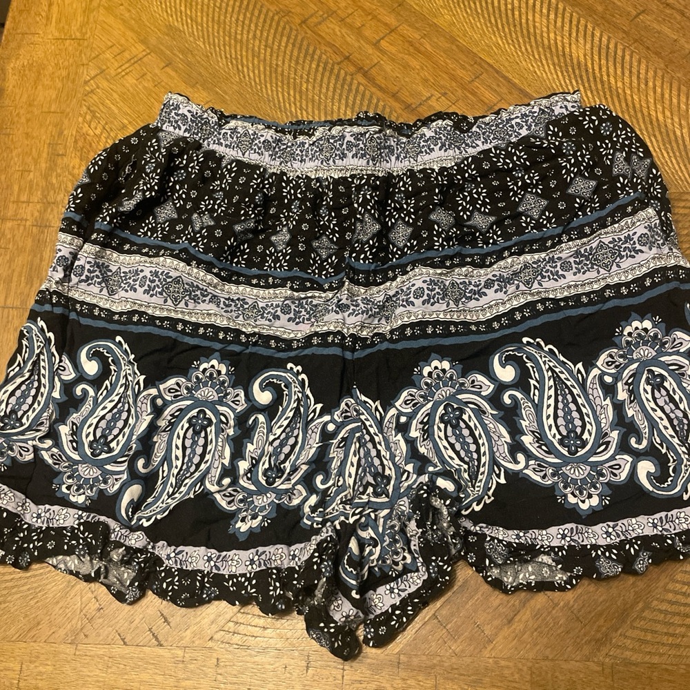 Black and White Paisley Women's Shorts